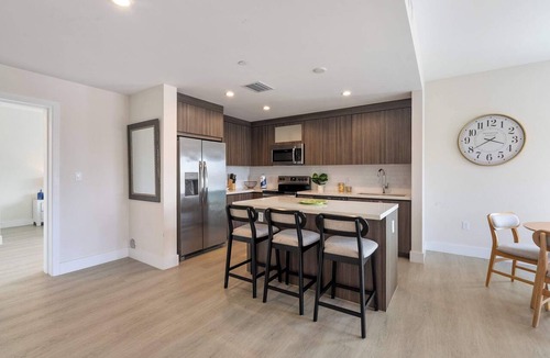 Parkside Apartment | Cozy 2 bedroom, Free Parking and High Speed Wifi