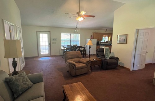Ten Mile Cabin | Cozy 2-BR Cabin on Watts Bar Lake — Perfect for Fishing & Family