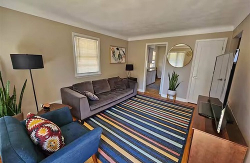 Highland House | Cozy 2 BR House Pet Friendly Prime Location