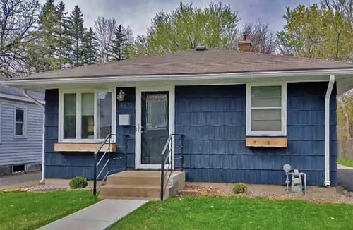 Highland House | Cozy 2 BR House Pet Friendly Prime Location