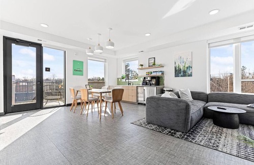 Carag Apartment | Cozy 2BR Retreat w/Gym & Roofdeck near Downtown