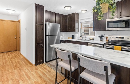 Merriam Park House | Cozy 6-bedroom house inSaint Paul, MN w/Karaoke, Game Room, Projector