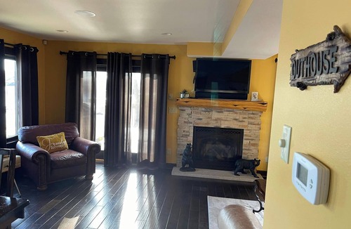 La Crosse Ski Chalet | Cozy 8 Person Chalet on the Bay