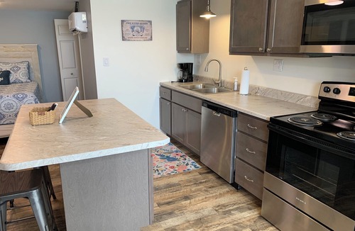 Hannibal Apartment | Cozy apartment close to downtown Hannibal with full kitchen, A/C, and Wi-Fi