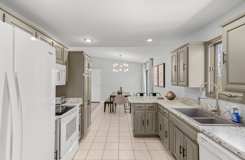 Bella Vista House | Cozy Bike-In & Out Retreat - Fire Pit, Pet Friendly