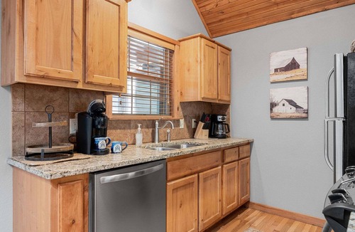Branson West Cabin | Cozy Cabin Gated Stonebridge Resort Free Silver Dollar City Tickets OnSite GolfCourse Outdoor Pool
