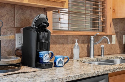 Branson West Cabin | Cozy Cabin Gated Stonebridge Resort Free Silver Dollar City Tickets OnSite GolfCourse Outdoor Pool