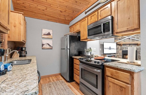 Branson West Cabin | Cozy Cabin Gated Stonebridge Resort Free Silver Dollar City Tickets OnSite GolfCourse Outdoor Pool