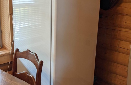 West Union Cabin | Cozy Cabin-real log cabin stay. Loft bed, woodsy decor, clean & cozy!