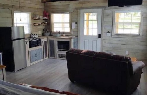 Omaha Cabin | Cozy Cabin with hot tub,Near Branson,Thunder Ridge Arena, and Marina.