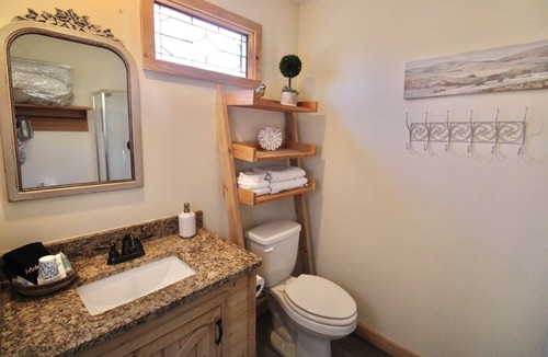 Lenoir City Cabin | Cozy Classy Cabin - pet friendly! 1 minute from Lenoir City's main street
