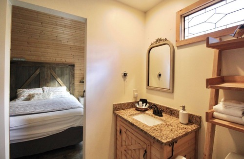 Lenoir City Cabin | Cozy Classy Cabin - pet friendly! 1 minute from Lenoir City's main street