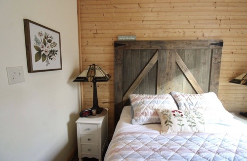 Lenoir City Cabin | Cozy Classy Cabin - pet friendly! 1 minute from Lenoir City's main street