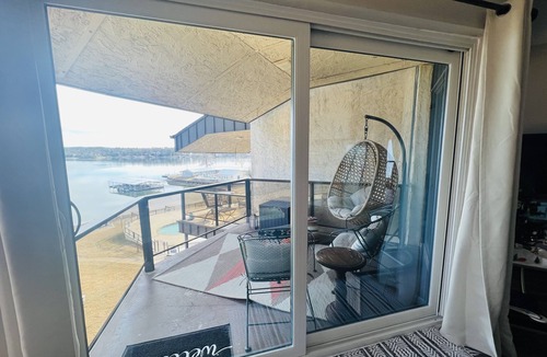 Hot Springs Condo | Cozy condo on Lake Hamilton with pool