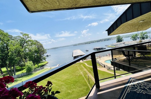 Hot Springs Condo | Cozy condo on Lake Hamilton with pool