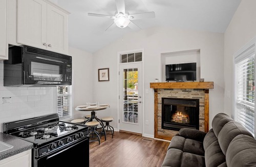 Queensbury Cottage | Cozy Cottage at Lake George Campsites!