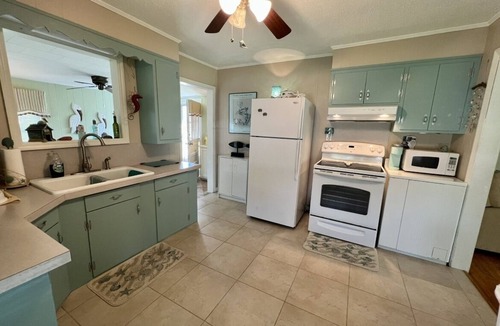 Marshallberg House | Cozy Cottage in quiet neighborhood not far from beaches
