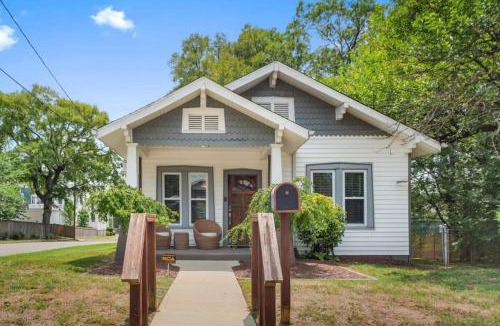 Shelby Hills House | Cozy Cottage w Hot Tub & Fire Pit 17Mi to DT