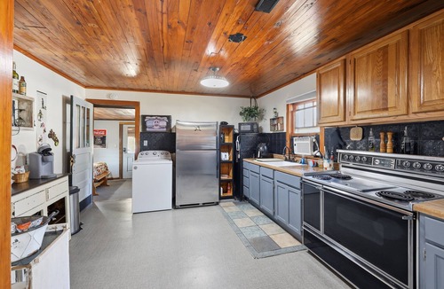 Como House | Cozy Country Retreat Hot Tub, Fire Pit & Guitars 2 Bedroom Home