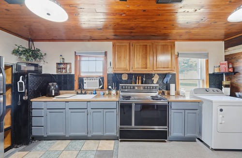 Como House | Cozy Country Retreat Hot Tub, Fire Pit & Guitars 2 Bedroom Home