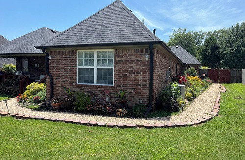 Bentonville Apartment | Cozy, cute studio! Safe and quiet neighborhood, Comfy bed; Near downtown!