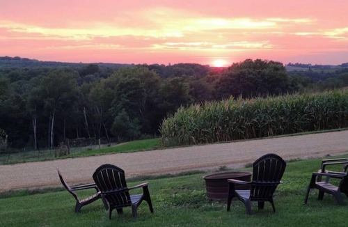 Eastman House | Cozy Farmhouse Retreat on Private Acreage