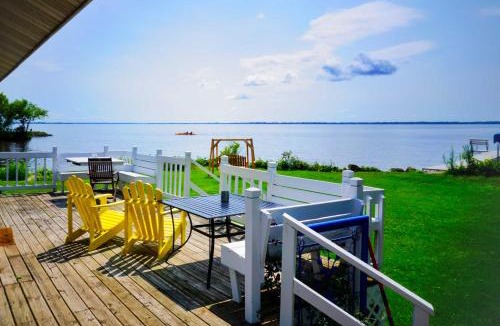 Fremont House | Cozy Fremont Cottage on Lake Poygan + Fishing Dock