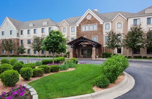 Eagan Condo | Cozy Getaway near Mall of America w/Free Parking!