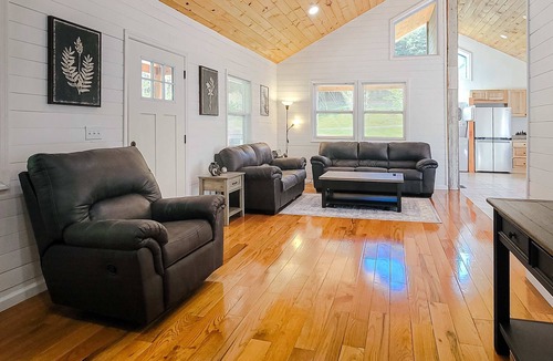 Kodak Cabin | Cozy Home, Sleeps 6, Hot Tub, Fire Pit