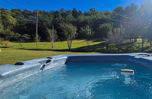 Kodak Cabin | Cozy Home, Sleeps 6, Hot Tub, Fire Pit