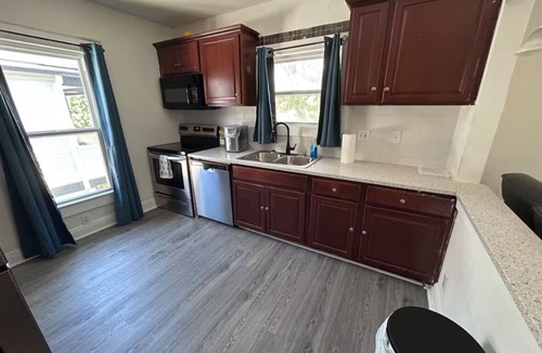 Southmoreland House | Cozy KC Duplex 2BR Retreat Near Downtown