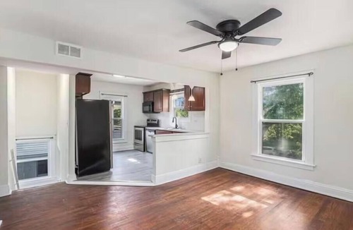 Southmoreland House | Cozy KC Duplex 2BR Retreat Near Downtown