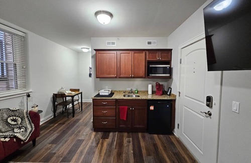 Champaign Apartment | Cozy King Bed Stay at the Historic Inman - 201