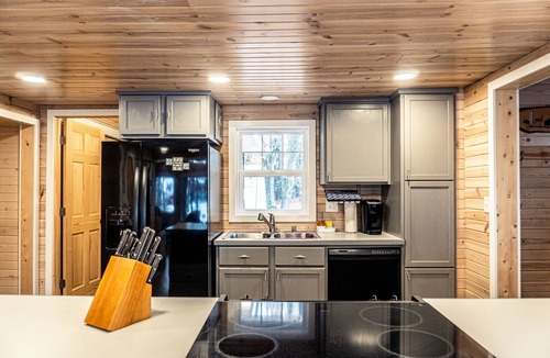 Elcho Cottage | Cozy Lake Front Cottage, Escape with Amenities
