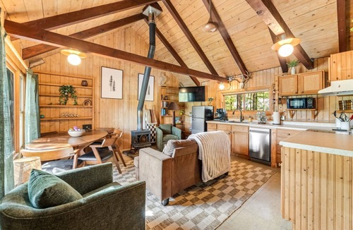 Neillsville Cabin | Cozy Lakeside Cabin Hot Tub Rustic Getaway