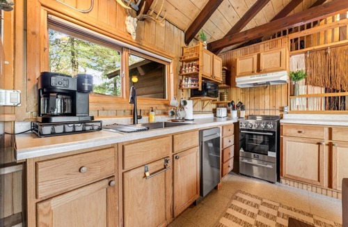 Neillsville Cabin | Cozy Lakeside Cabin Hot Tub Rustic Getaway