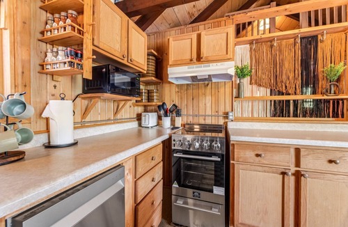 Neillsville Cabin | Cozy Lakeside Cabin Hot Tub Rustic Getaway