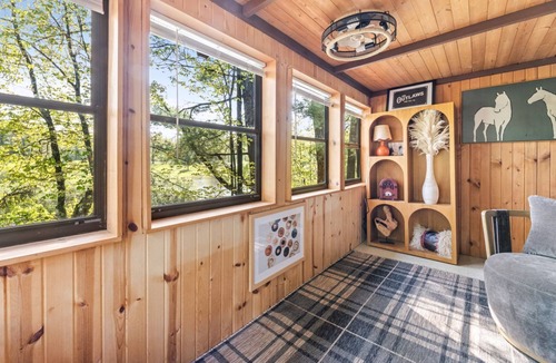 Neillsville Cabin | Cozy Lakeside Cabin Hot Tub Rustic Getaway