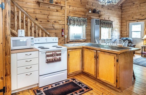 Black River Falls House | Cozy Log Cabin Fully Stocked 1.5 Garage Sleeps 7 UTV Route