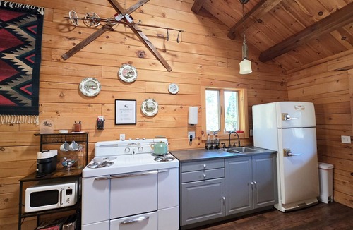 Flagstaff Cabin | Cozy Log Cabin Retreat : Hot Tub : Forest Views