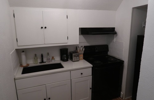 Central Hyde Park Apartment | Cozy Mid-term Haven for Nurses and traveling professionals in Kansas City Unit3!