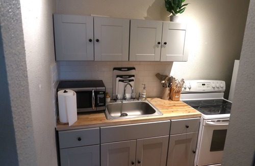 Central Hyde Park Apartment | Cozy Mid-term Haven for Nurses and traveling professionals in Kansas City Unit3!