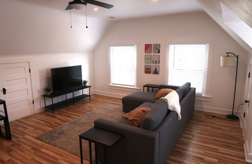 Central Hyde Park Apartment | Cozy Mid-term Haven for Nurses and traveling professionals in Kansas City Unit3!