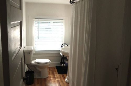Central Hyde Park Apartment | Cozy Mid-term Haven for Nurses and traveling professionals in Kansas City Unit3!