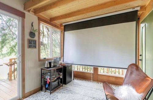 Riverbend Cottage | Cozy, modern treehouse w/WiFi & Smart Projector, outdoor shower & soak tub