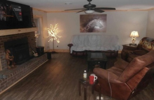 Oxford House | Cozy newly renovated rustic home-8 min from Ole Miss and half mile from Lake