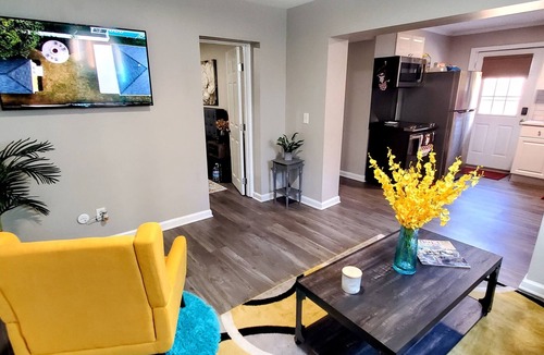 Hurwood Heights Condo | Cozy private duplex unit 8 minutes from downtown and 12 minutes from the airport