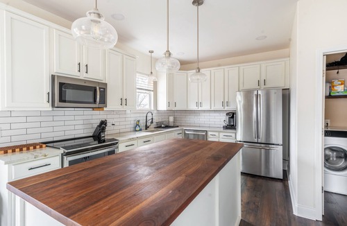 McFerrin Park House | Cozy Remodeled House with Views | Prime Location by RedAwning