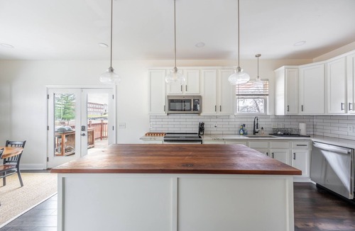 McFerrin Park House | Cozy Remodeled House with Views | Prime Location by RedAwning