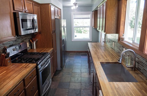 Roeland Park Cottage | Cozy Roeland Park Cottage - Central Kansas City - Long-Stay Friendly